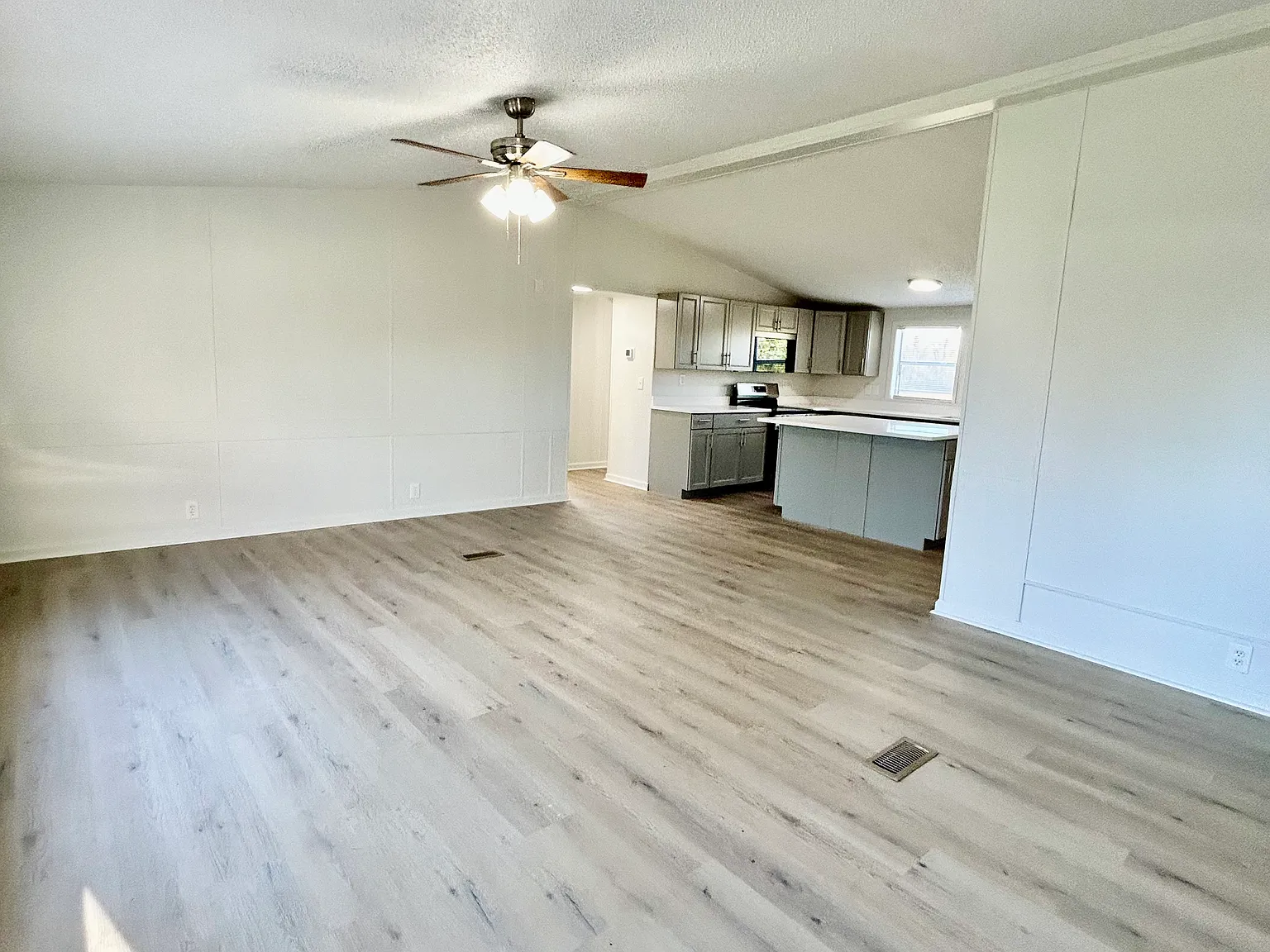 3 bed, 1456 sqft, $1,588 — Photo 2