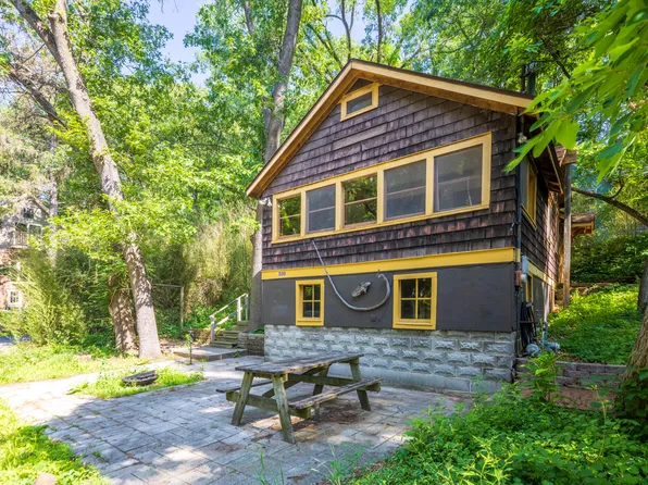 220 Roskin Rd, Porter, IN 46304