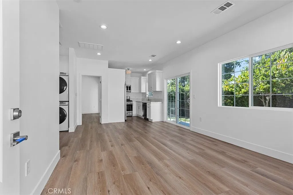 2 bed, 800 sqft, $3,200 — Photo 2