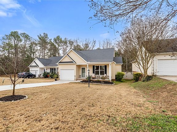 3rd image of 102 Colonial Ct