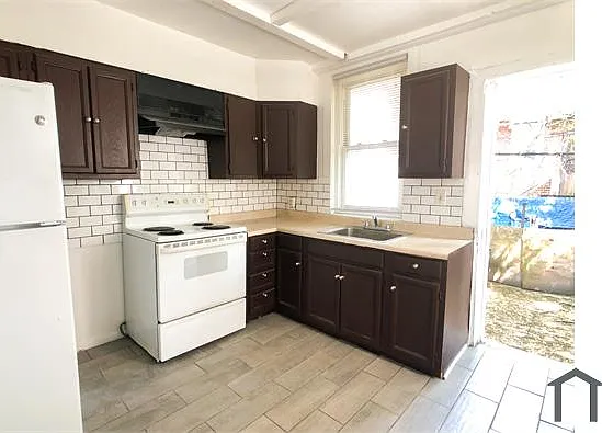 3 bed, 1200 sqft, $1,950 — Photo 2