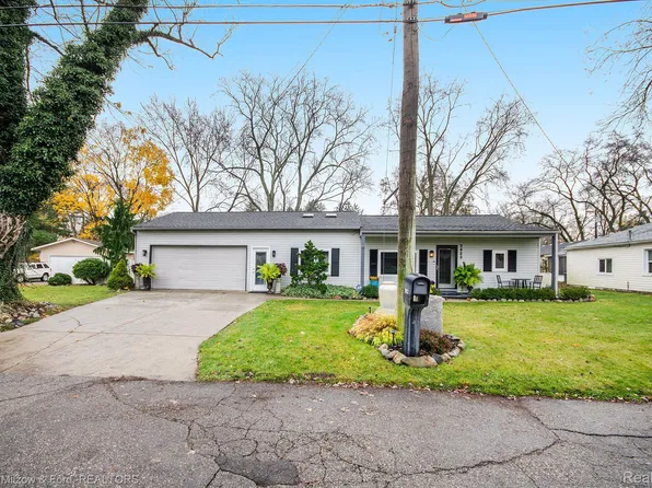 2922 Sunderland Blvd, Waterford, MI 48329