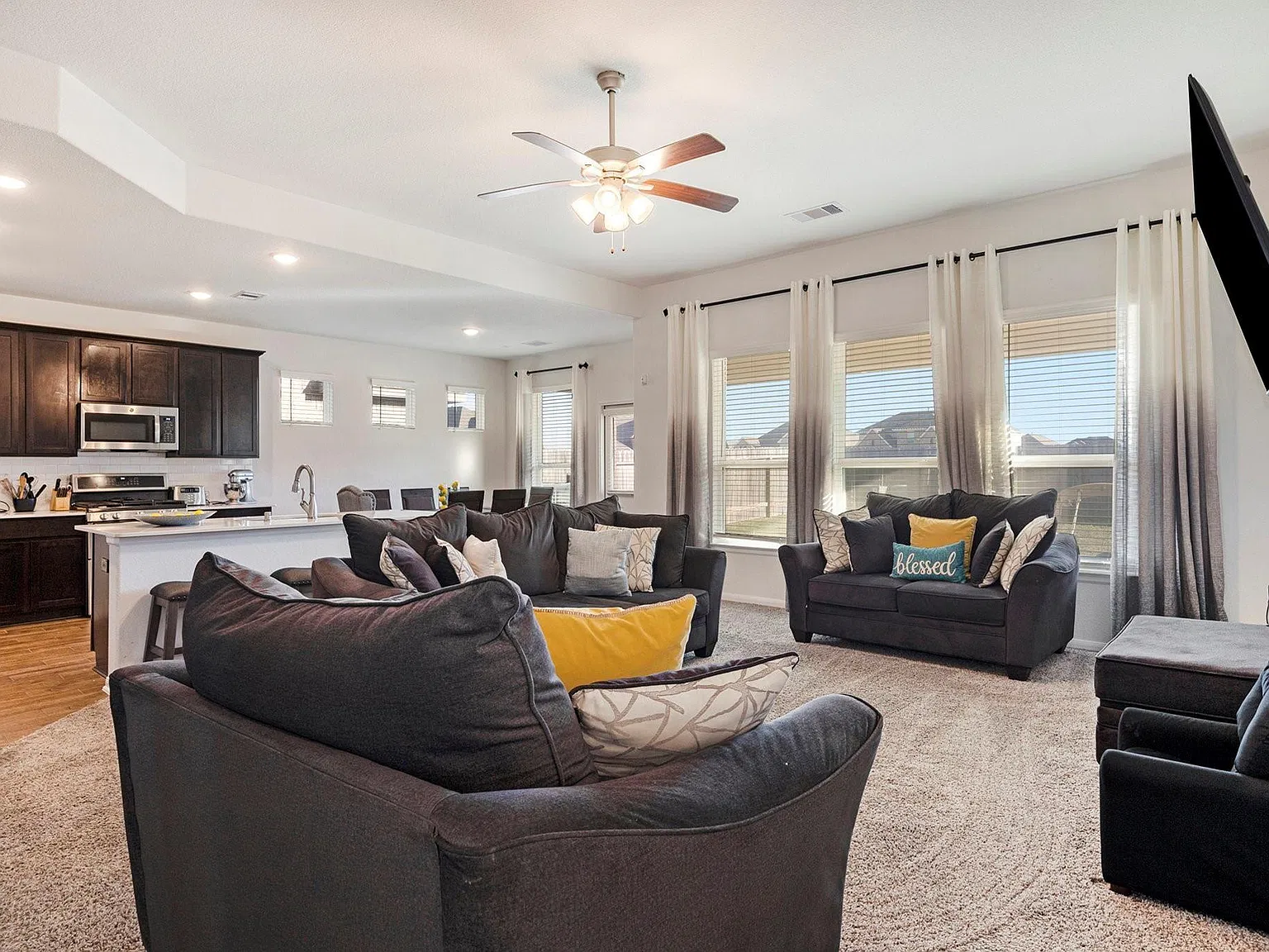 4 bed, 3.0 bath, 3200 sqft, $3,200 — Photo 4