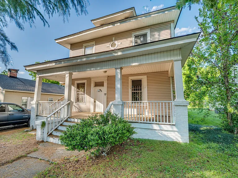 753A Leonard St — Photo 2