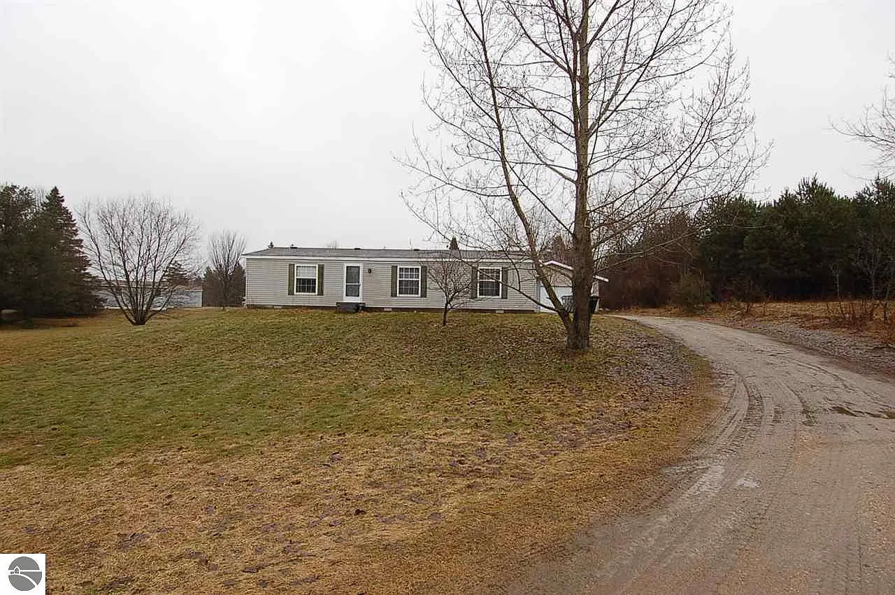 3320 N Mackinaw Trl photo 1