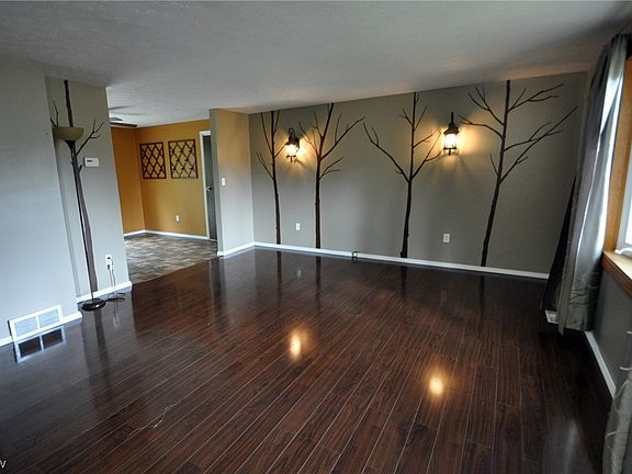 4th image of 22244 Lorraine Dr
