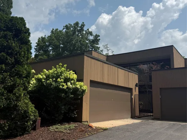 32690 Ravine Dr, Franklin, MI 48025