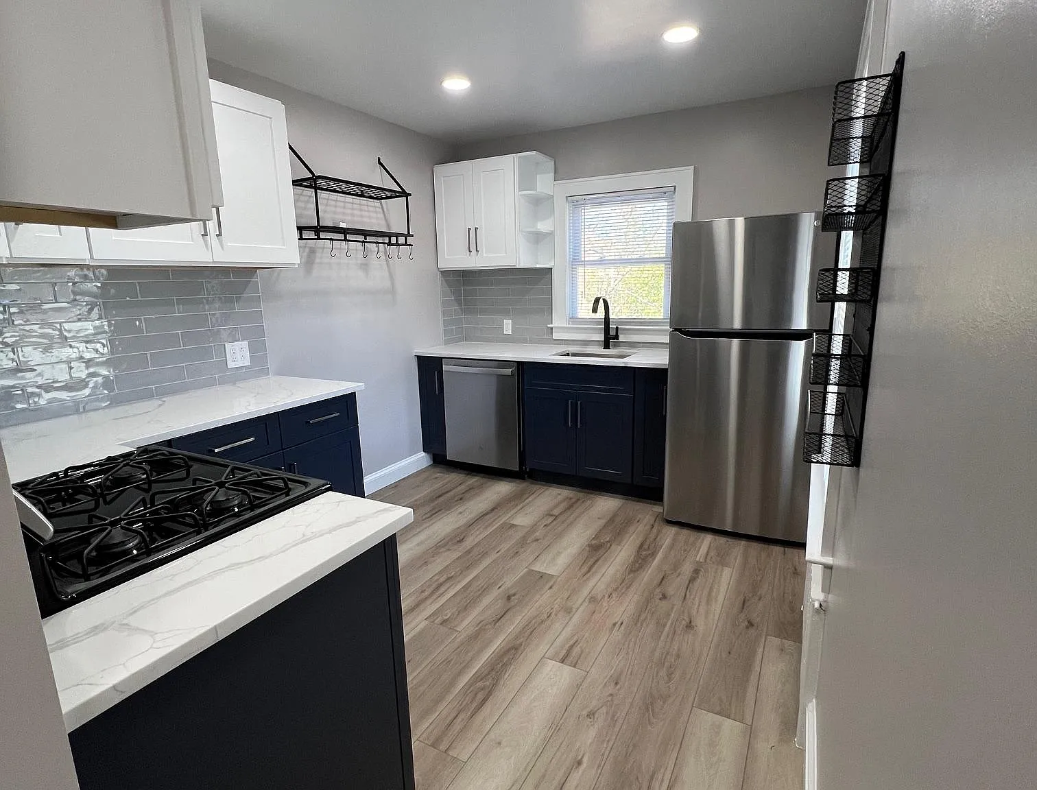 2 bed, 850 sqft, $3,350 — Photo 1
