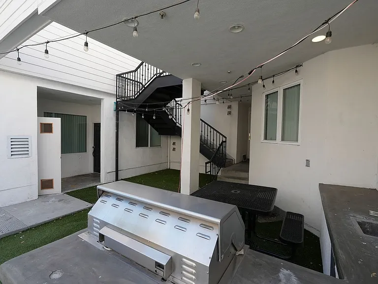 668 W 28th St — Photo 14