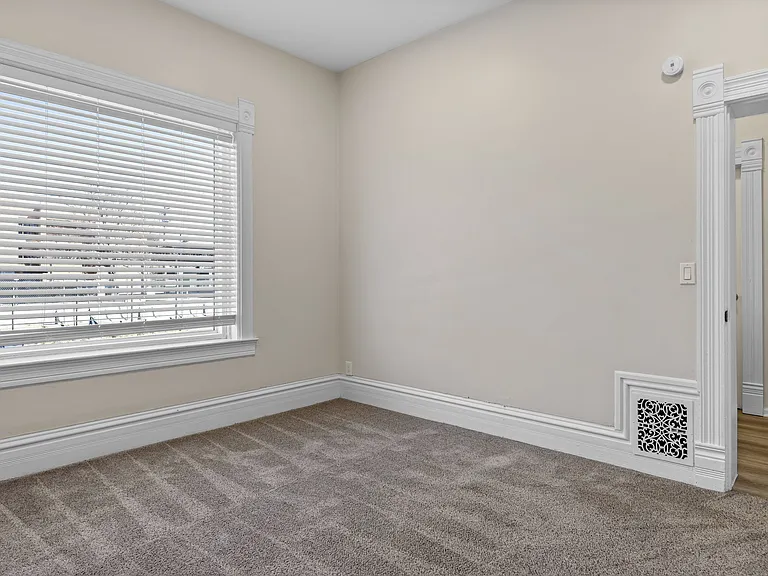 Thomas Logan Apartments — Photo 10