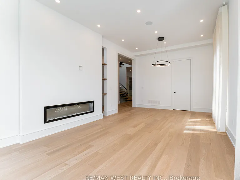 510 Wellington Cres — Photo 15