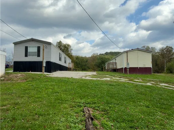 1422 Strawberry Rd, Saint Albans, WV 25177