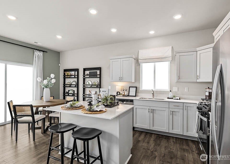 kitchen with island - breakfast space