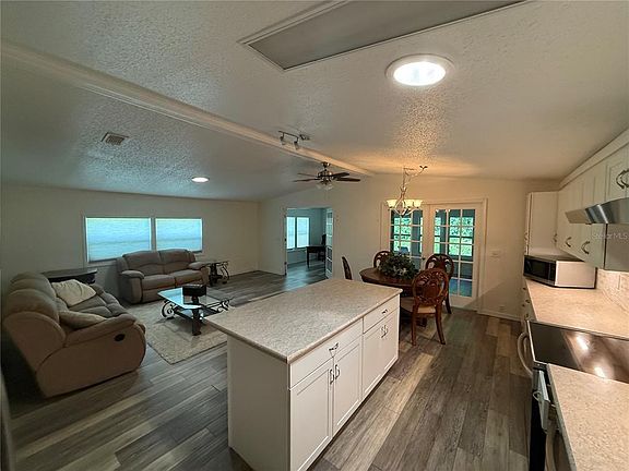4th image of 802 OAK BOULEVARD