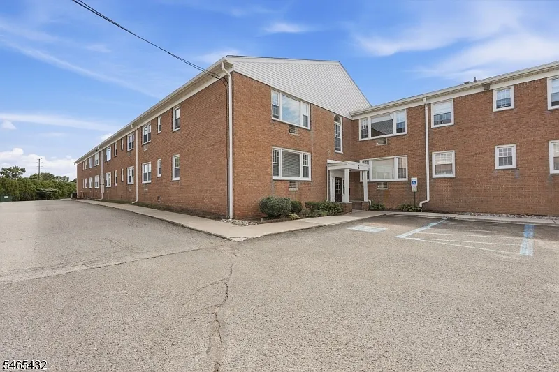 1 bed, 1.0 bath, 813 sqft, $2,150 — Photo 1