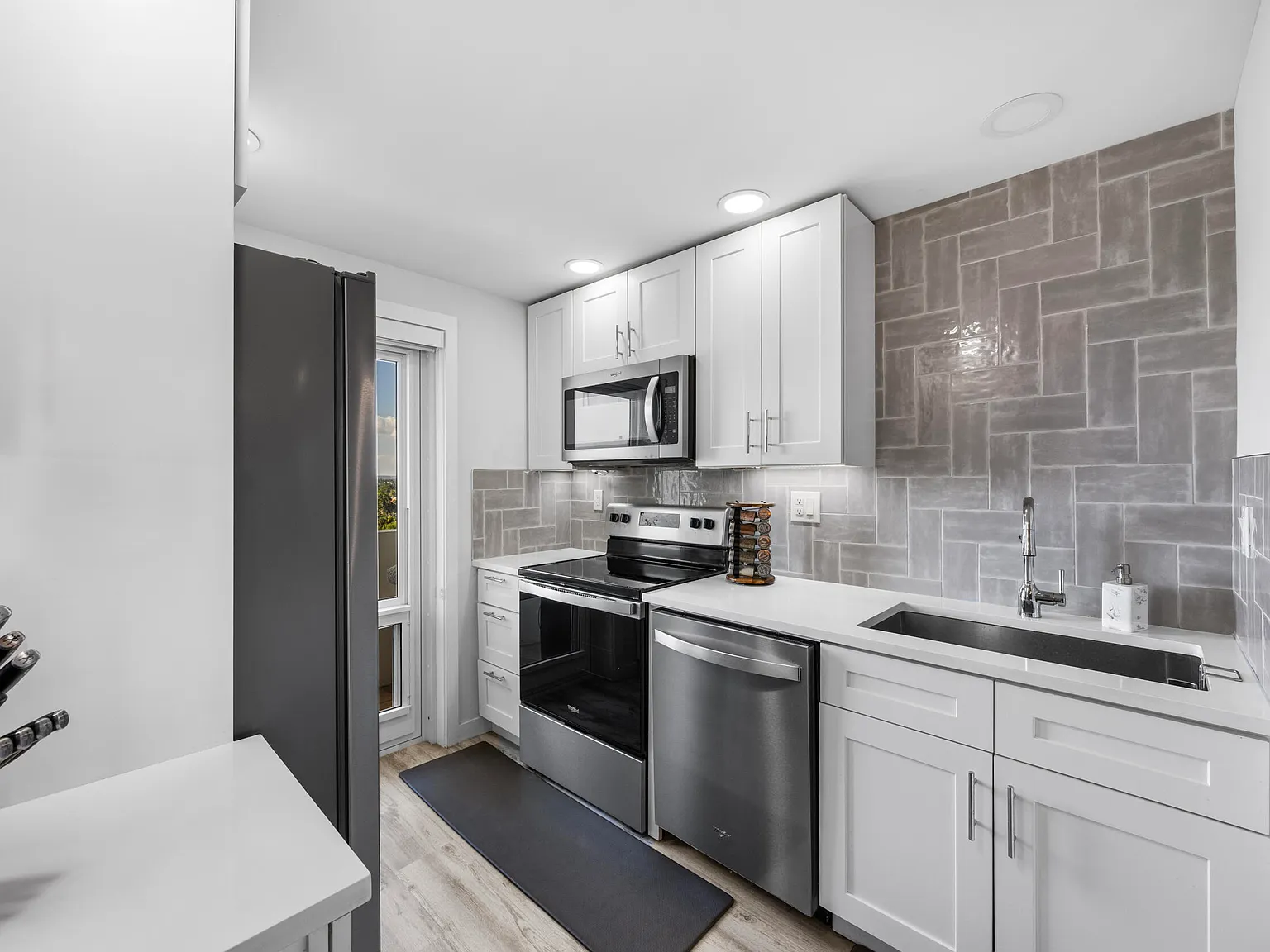 2 bed, 2.0 bath, 975 sqft, $3,500 — Photo 3