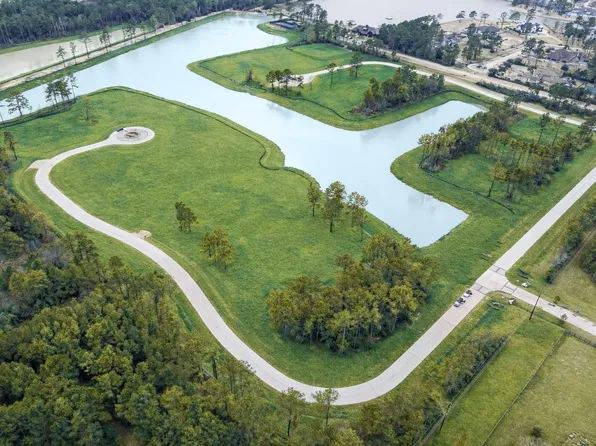 35 Sunlit Song Ln, Tomball, TX 77377