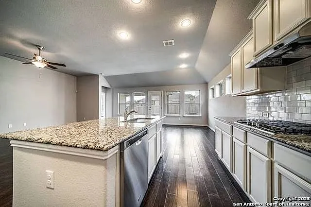3 bed, 2.5 bath, 1984 sqft, $2,600 — Photo 4