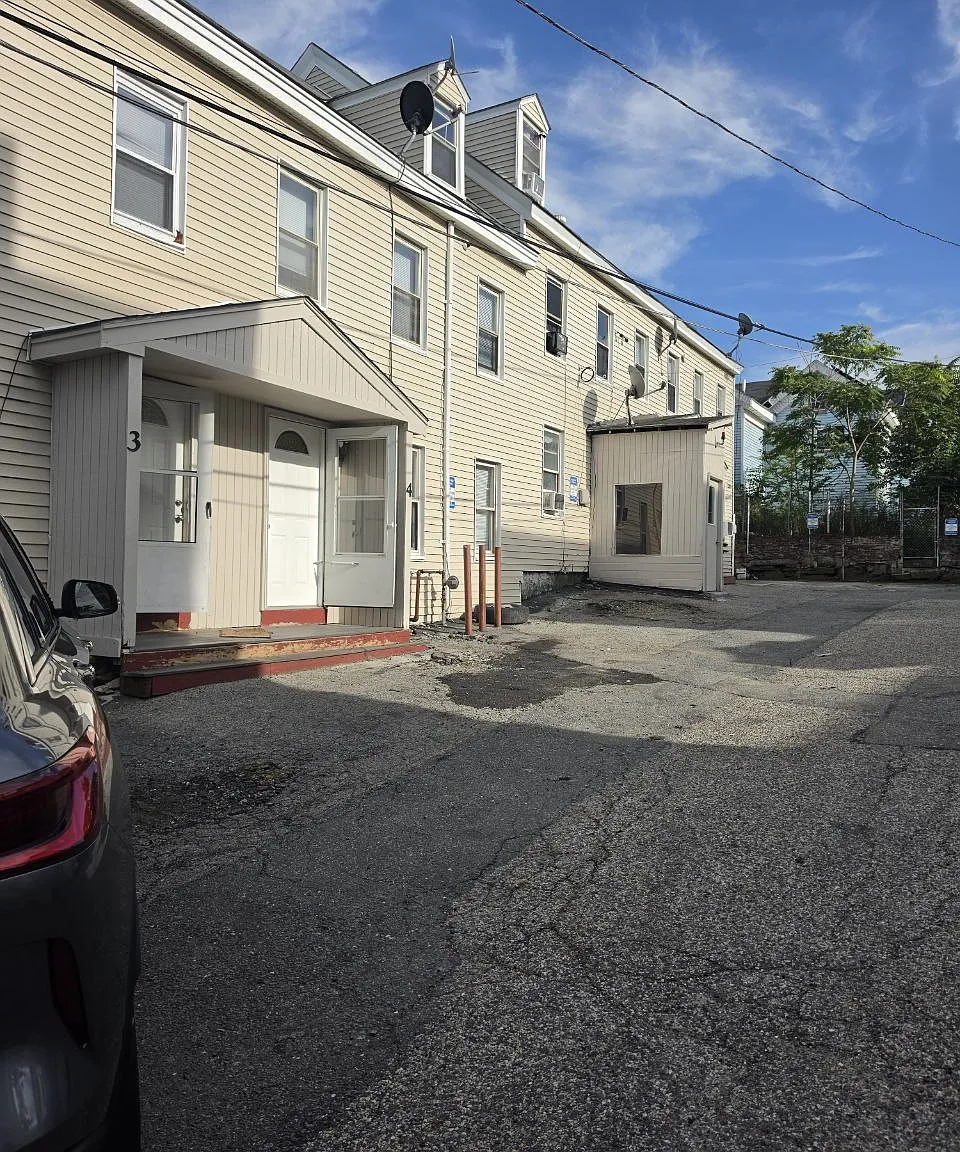 4 bed, 950 sqft, $3,000 — Photo 1