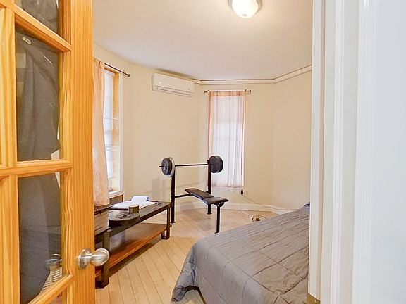 2nd image of 1026 39th St #1