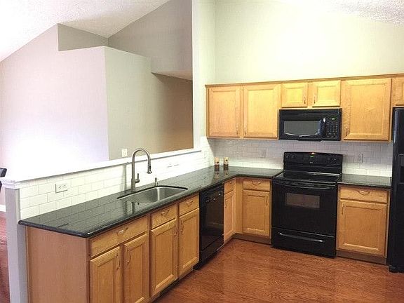 Kitchen (Main Floor)