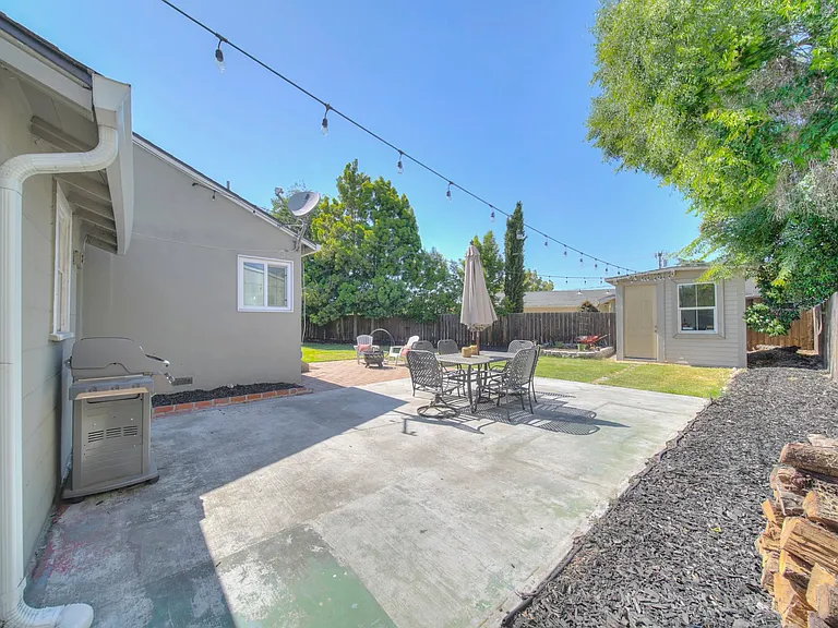 1024 Locust St — Photo 15