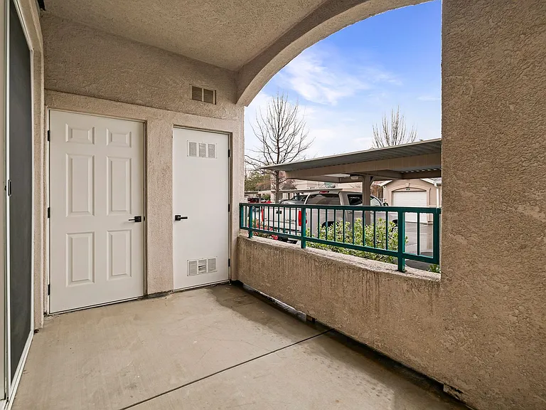 Sterling Oaks Luxury Apartments — Photo 61