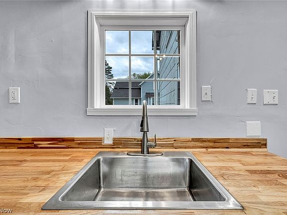 17th image of 262 E Walnut St