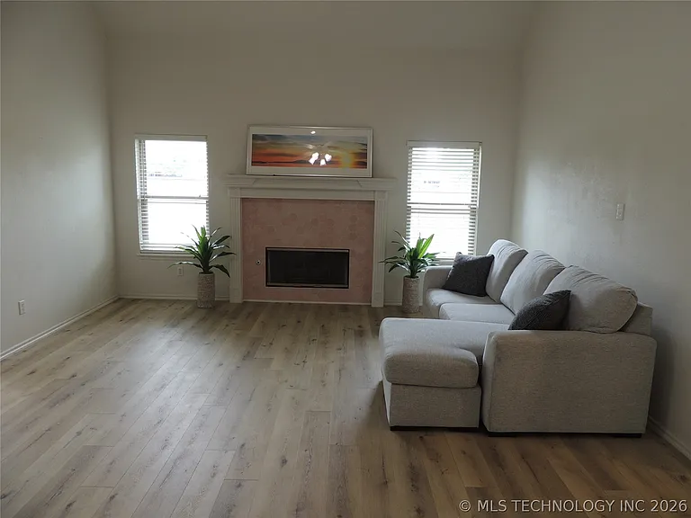 4416 W Indianola St — Photo 16