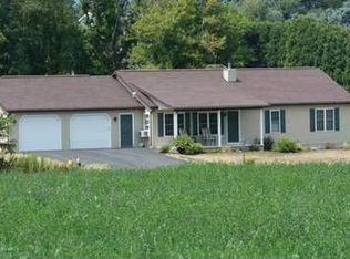 21 Stinson Ln, Mill Hall, PA 17751