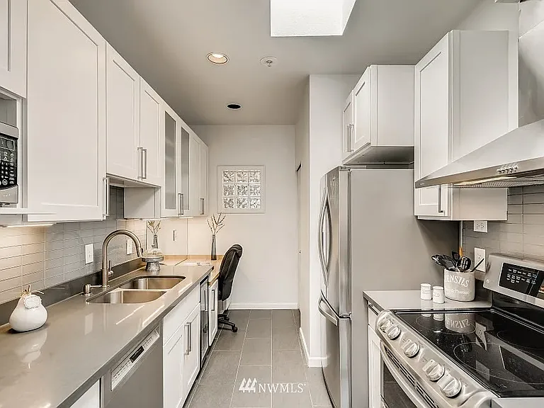 1504 Aurora Ave N #503 — Photo 6