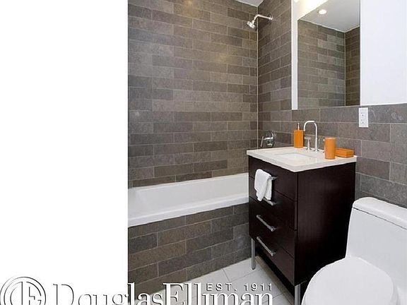 3rd image of 1063 Jackson Ave APT 2E