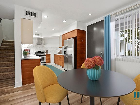 Townhome-Style Unit with Full-Size Kitchen and Dining Area