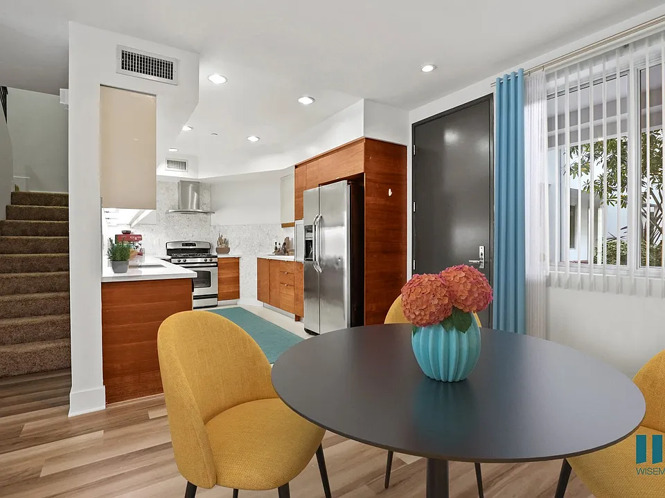 Townhome-Style Unit with Full-Size Kitchen and Dining Area