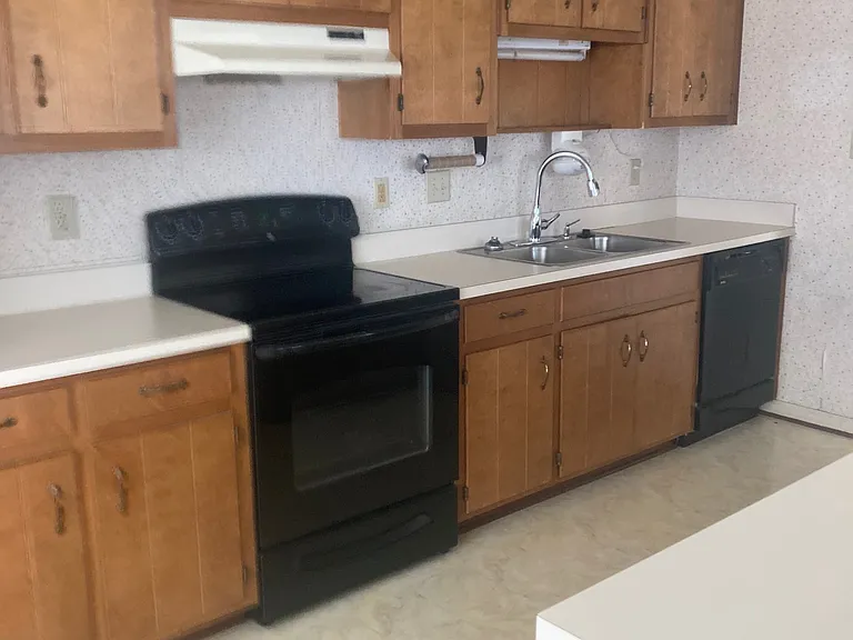 610 Barbara Ct — Photo 2