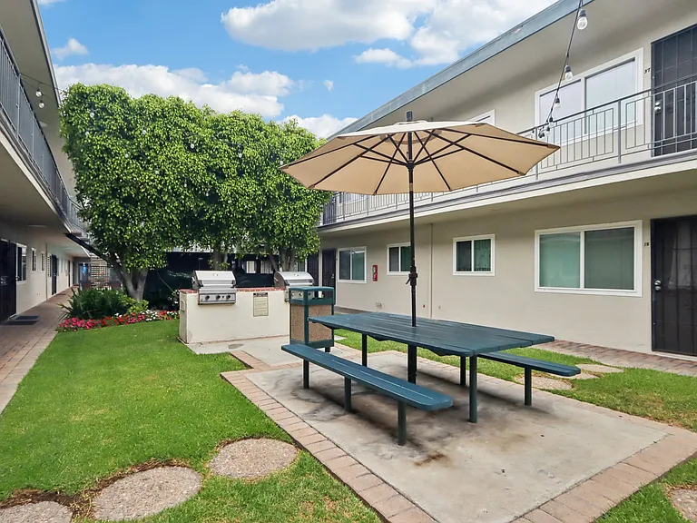 1130 Marine Avenue — Photo 31