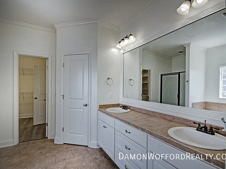 142 Lakeway Dr — Photo 17