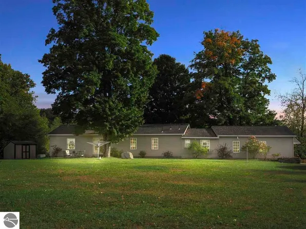 2147 Wildwood Trl, East Jordan, MI 49727