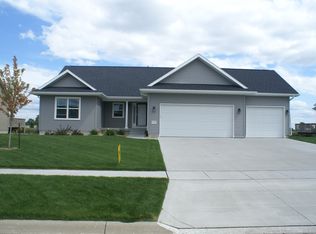 1402 Rocky Ridge Rd, Cedar Falls, IA 50613