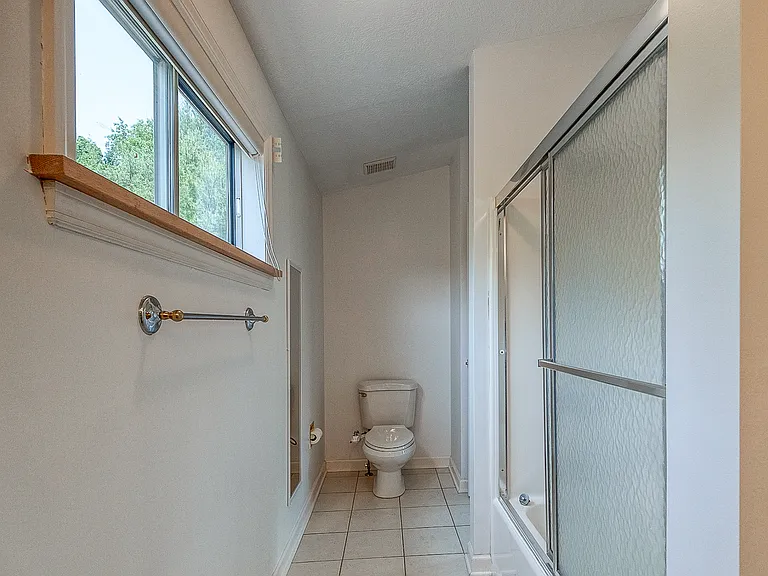 618 Essex Ct — Photo 27