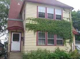 413-15 Paunack Pl