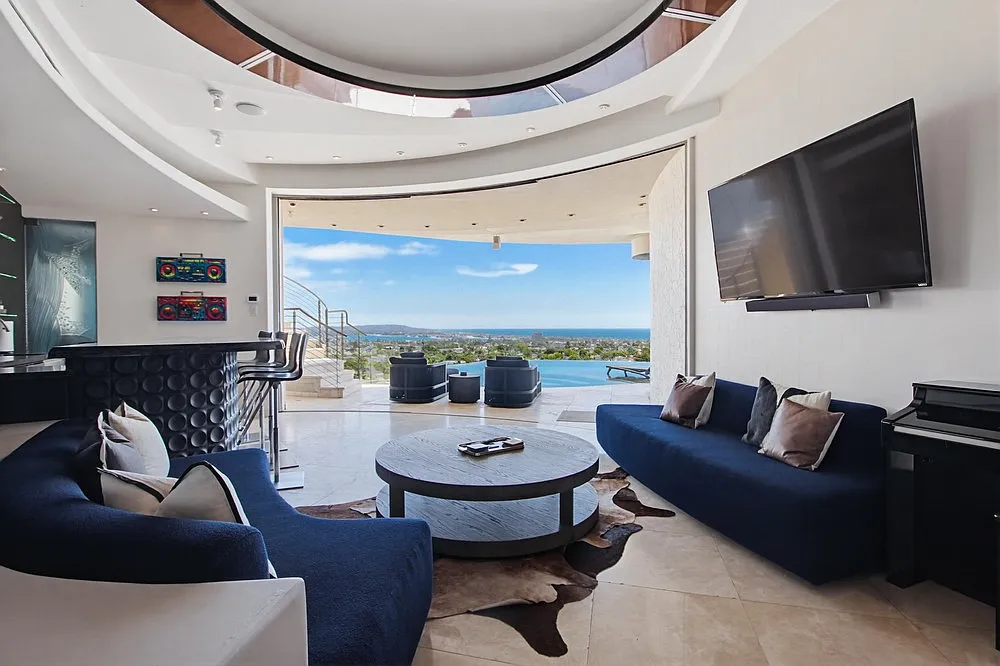 5 bed, 6800 sqft, $26,000 — Photo 2