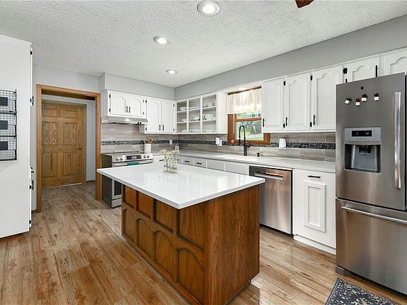 4th image of 1100 SW 44th St