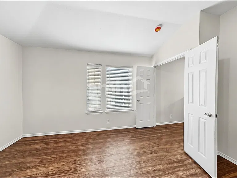 2915 Encino Riv — Photo 11