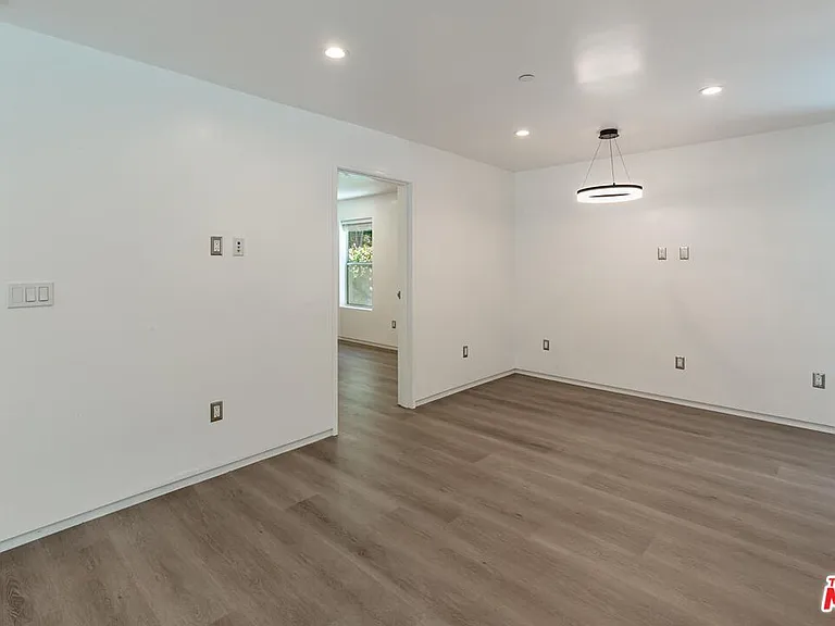 613 6th Ave — Photo 21