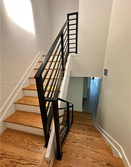 727 NE 15th Ave — Photo 2