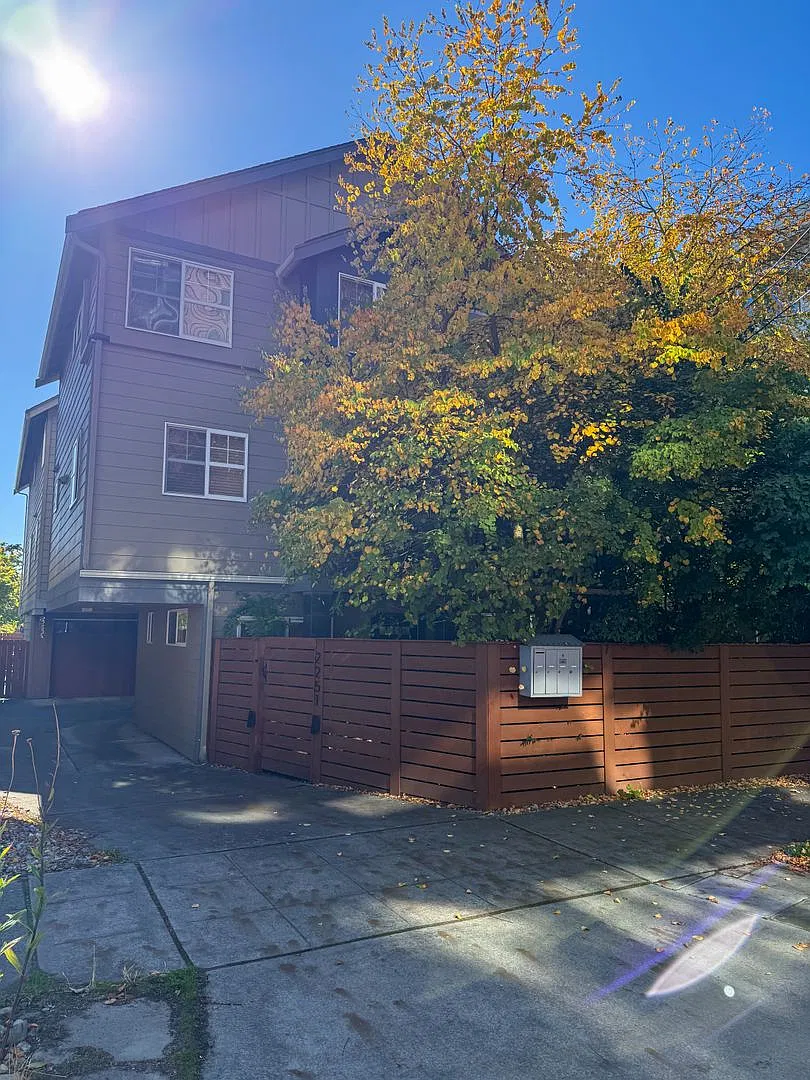 Stand-Alone Ballard Townhome with 3 En-Suite Bedrooms & A/C! — Photo 1