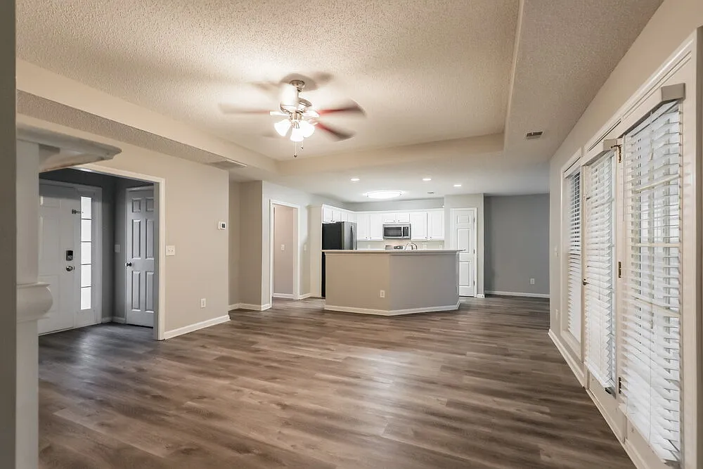 3 bed, 2.0 bath, 1492 sqft, $2,570 — Photo 4