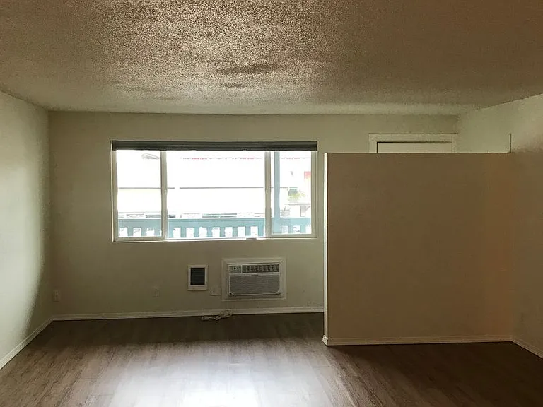 335 SW 4th St — Photo 13