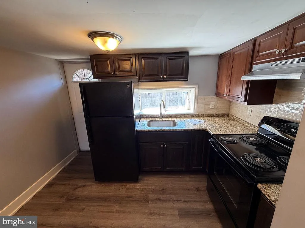 4 bed, 1.0 bath, 1116 sqft, $2,043 — Photo 4